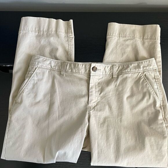 Old Navy Button and Zipper Cotton Spandex 5 Pocket Khaki Capri, 12 - Picture 2 of 11